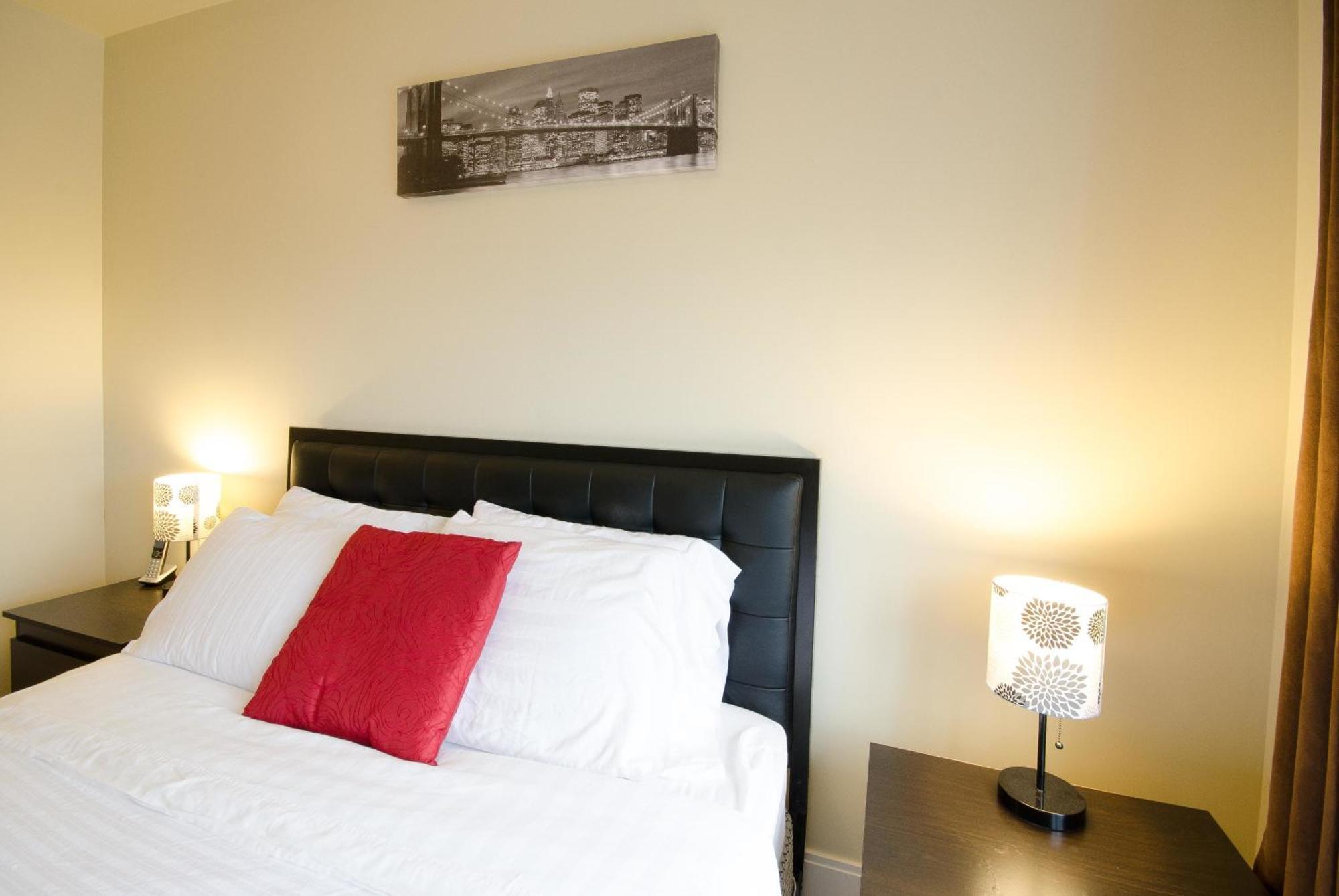 Royal Stays Furnished Apartments - Square One Mississauga Room photo