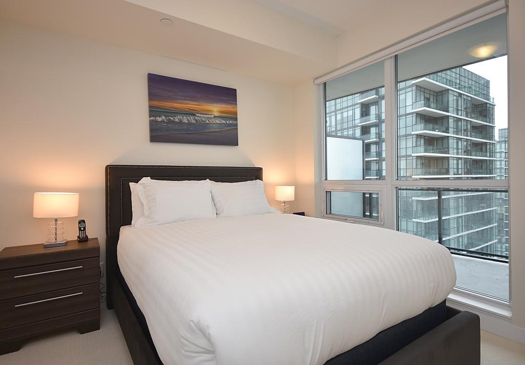 Royal Stays Furnished Apartments - Square One Mississauga Exterior photo