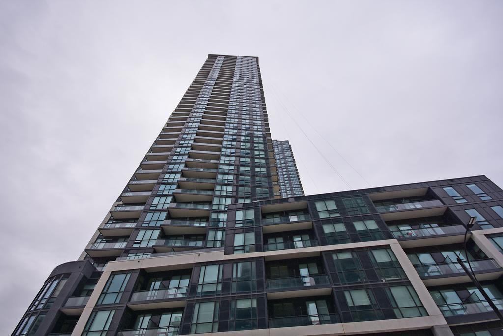 Royal Stays Furnished Apartments - Square One Mississauga Exterior photo
