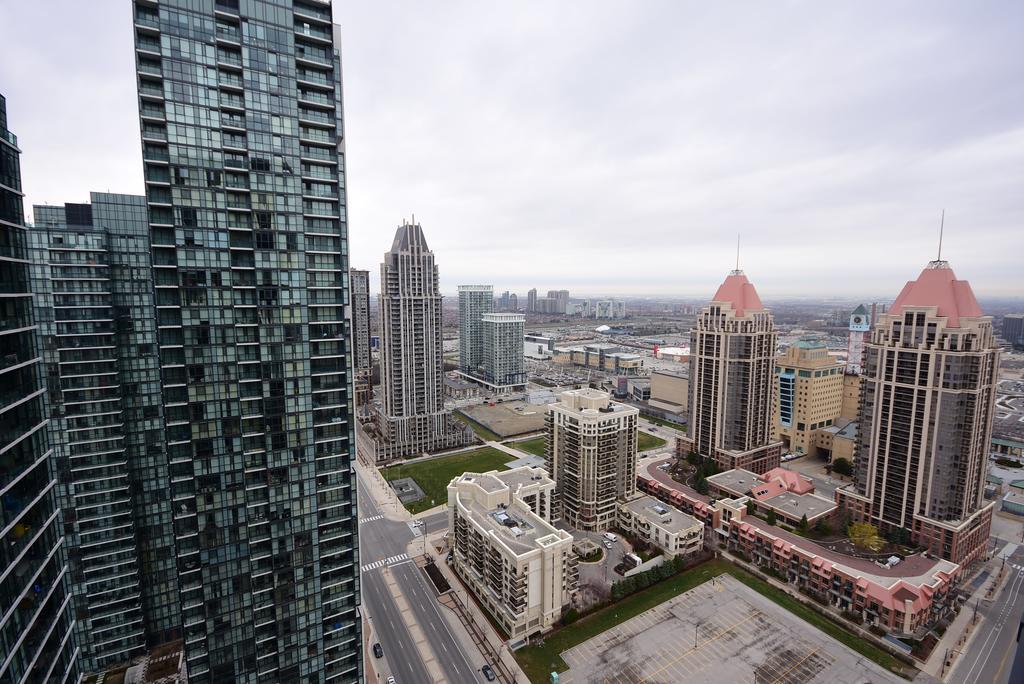 Royal Stays Furnished Apartments - Square One Mississauga Exterior photo