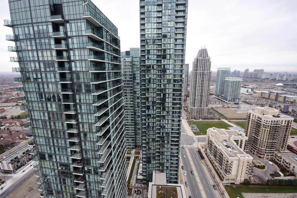 Royal Stays Furnished Apartments - Square One Mississauga Exterior photo