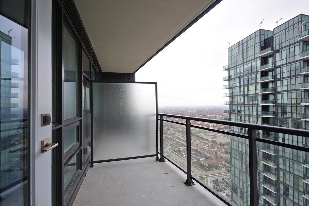 Royal Stays Furnished Apartments - Square One Mississauga Exterior photo