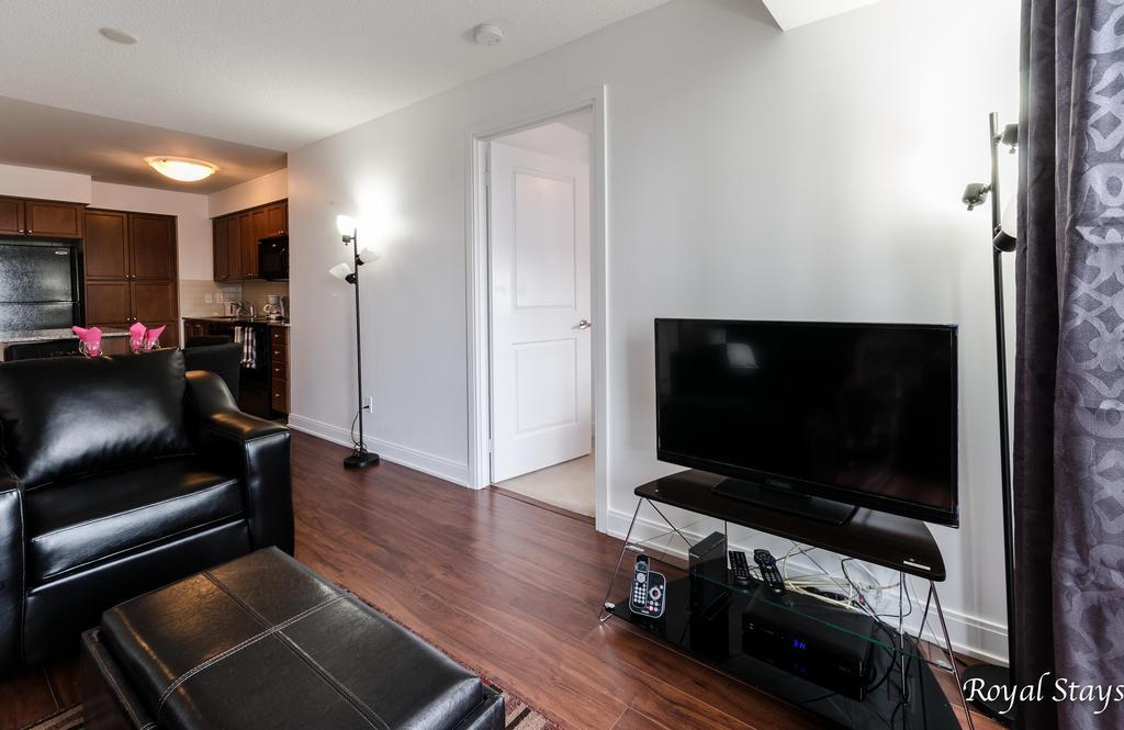 Royal Stays Furnished Apartments - Square One Mississauga Exterior photo