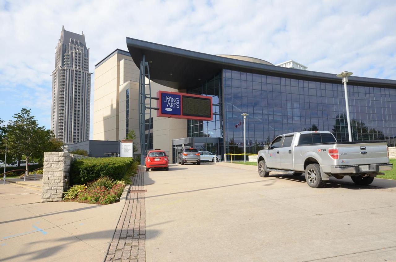 Royal Stays Furnished Apartments - Square One Mississauga Exterior photo