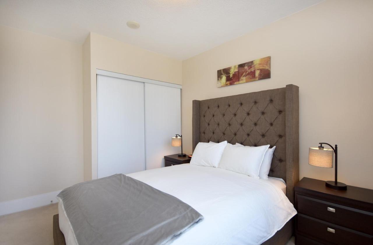 Royal Stays Furnished Apartments - Square One Mississauga Exterior photo