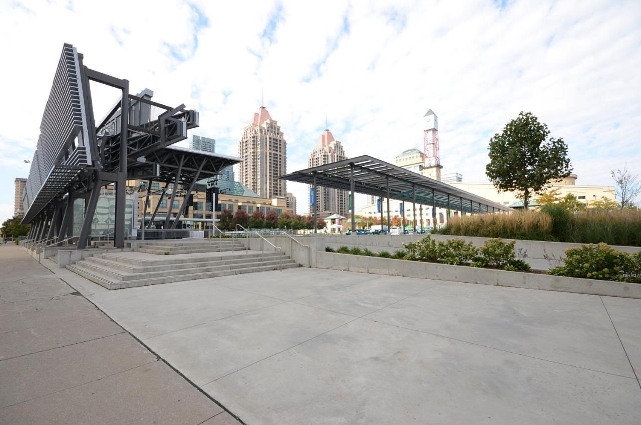 Royal Stays Furnished Apartments - Square One Mississauga Exterior photo