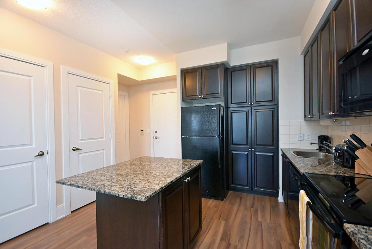 Royal Stays Furnished Apartments - Square One Mississauga Exterior photo